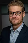 Informasjonssjef i Hydro, Anders Vindegg, mener gratis bind og tamponger ved verket er et skritt i retning et enda mer inkluderende arbeidsplass.