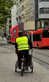 RUNDE: Fredrik Oftebro leverte boller til de streikende i Oslo fredag.