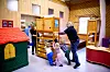 På HJUL. Når det inviteres til kveldsmøter i storsalen ryddes barnehagens leker bort. Barna hjelper villig når hyller og skap trilles og settes langs veggene. (f.v) Solveig Elverum Nygård, Odin Reitan Sandnes, Ida Storheil Dahle, Marcus Nygård og Inger Lise Klæbo Nordgård.
