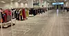 Hilde Mari og de andre frivillige rigget til denne gratis-butikken i Krakow. Her kan ukrainske flyktninger selv plukke ut klær.