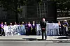 PROTESTERER I AVMAKT: Renholderne i Forsvarsbygg holdt en aksjon utenfor Forsvarsbygg. Departementsråd Erik Lund Isaksen kom ut og hadde en kort samtale med dem om den kommende prosessen der renholdet i Forsvarsbygg skal konkurranseutsettes.
