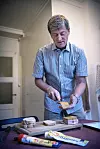 NORSKE MATVANER: Atle Høie smører matpakke eller spiser lunsjen hjemme. Brunost, skinkeost og jubelsalami har han tatt med fra Norge.