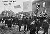 1. mai-demonstrasjon på Lysaker i Bærum, 1907. Paroler: 8 timers Arbeidsdag; Ræt til Arbeide Ned med Miletarismen.