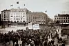 1. mai 1908. Demonstrasjonstoget passerer Youngstorget på vei nedover Torggata mot Stortorget.  I bakgrunnen det nye Folkets Hus.