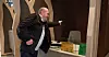 Desken der de ansatte tar imot brukere er så smal at hovedverneombud Jens Eskedal i Nav Oslo lett kan lene seg over og gripe tak i personen på andre siden.