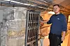 UTFORDRENDE: Espen Sæther har vært prosjektleder for NTE Elektro AS, som har hatt jobben med å innstallere nye lyspunkter i Nidarosdomen. – Det blir straks mer komplisert når vi ikke kan gå gjennom en vegg, men jeg synes det har gått fint, sier han.