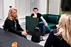 Daniel Pozo Helmersen hører fra kollegene hva som er skjedd før han kom på vakt.