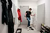 Vakten varer fra 22.30 til 8.30. Han bytter til Happy Flopps når han kommer på jobb.