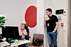 Daniel Pozo Helmersen har hatt samtale med en pasient som forteller om vold i nær relasjon og drøfter med kollega Kristin Kanestrøm hva han vurderer de bør gjøre.