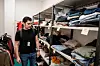 Medarbeidere på legevakten kan levere inn klær og sko de ikke bruker. Her kan de hente ut klær til pasienter som kommer tilgriset av blod, eller med bare en sko.