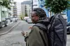 Loro er på vei til et nabolagsmøte hun arrangerer noen dager etter valget. Hun understreker hvor viktig det er å ha gode møteplasser i nærmiljøet.