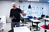 Tanken streifet Svein Wroldsen under en film-utdanning han tok; det å leve av å undervise kunne være noe. - Jeg oppdaget egentlig under utdanningen at det er veldig gøy å undervise ungdom, og kunne formidle noe av det kan har lært gjennom et langt arbeidsliv. Det ble et lærerkall på en måte, sier han.