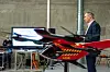 Ministeren har troa på at droner etter hvert også vil nyttes til transport av gods. Det testes allerede ut noen steder. Og enda lengre fram i tid til transport av folk, men det er fortsatt en god stund til det blir normalt tror han.