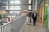 Rektor Marianne Tangen Bråthen ga Nygård en liten presentasjon av skolen på vei mot hangaren. Skolen ligger mellom Klemmetsrud og Bjørndal.