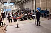 Klasserommet til droneutdanningen, et hangar-lignende rom. Her fyllt med folk som var til stede for å få med seg framleggelsen av regjeringens dronemelding.