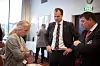 DÅRLIG NYHET: NTL-tillitsvalgt Ann Berit Sagedal diskuterer beslutningen om å frata Forsvarsbygg renholdet i Forsvaret med statssekretær Øystein Bø (t.h.) og avdelingsdirektør Frode Halungset fra Forsvarsdepartementet.