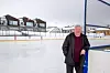 LENGTER ETTER HOCKEYKAMP I BARNETSREGIONEN: William Sjøstrand er kjent fra NRK-serien om amatørlaget Kirkenes Puckers. Som president i Barents hockey league fordømmer  BHL krigen i Ukraina. Nå lengter han etter å spille skikkelig hockey igjen etter to år med pandemi.