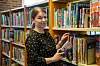 AKTIV DØRÅPNER: Gjennom kontakter over grensen har biblioteket i Sør-Varanger samlet en stor boksamling på russisk som bibliotekssjef Birgit Wøhni Risan viser fram. Biblioteket har siden muren falt i 1989 vært en aktiv døråpner mellom Norge og Russland.