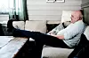 TØY OG BØY: Det har blitt mange pauser med strekking av fot og kne hjemme i sofaen på Lena på Toten. Etter den nye operasjonen i januar i år håper Per Olav Truberg at kneet blir bra igjen