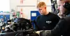 Adrian (15) går i 10. klasse og har praksis noen timer i uka i verkstedet til Hammerfest maskinforretning.
