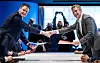Det var god stemning da kravene fra Harald Solberg i Norsk Industri (t.v.) og Christian Justnes i Fellesforbundet ble overrukket. Nå sitter partene i tvungen mekling for å bli enige i lønnsoppgjøret.
