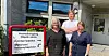 Fra venstre skolebibliotekar Cathrine Govenius, lærer og klubbleder Joakim Haugen og konsulent Margareth Bårtvedt ved Olsvik skole i Bergen.