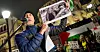 Fredsaktivisten Yonatan Shapira holdt en appell ved Stortinget, under en demonstrasjon mot krigen i Gaza i november. Han viser et bilde fra en tidligere krig i Gaza, i 2014. Bildet viser en ansatt i en Unicef-støttet barneorganisasjon i Gaza som holder utskytningsrøret til en M72 rakettdrevet granat, utviklet av den norskeide våpenprodusenten Nammo. (Arkivbilde).