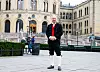 Slik ser den ut i sin fulle prakt, Austagder-bunaden fra Åmli. Planen var egentlig å ta dette bildet i den lekre vandrehallen, men der var det storfint besøk av folk som ankom i en kortesje av politiekskorterte svarte, blanke biler, og derfor totalt avstengt.