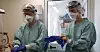 To teknikere gjør seg klare  i et testlaboratorium i Sinje, Grand Cape Mount, Liberia under Ebola-epidemien.