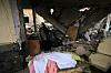 En kvinne ser på restene av hjemmet sitt i Gaza som ble truffet i et israelsk flyangrep 27. januar. 174 palestinere ble drept i israelske angrep mot Gaza i døgnet etter FN-domstolens kjennelse mot Israel i saken om folkemord.