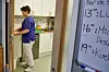 Silje Krane fra Kristiansund rydder på kjøkkenet på Bergan sykehjem i Kristiansund. Hun synes praksisen er rutinepreget og at Vg3 i skole varer lenge nok.