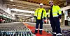 SATSER: Operatør Roald Sandal og klubbleder Cay Nordhaug forteller at mange ansatte har fått en bedre arbeidshverdag etter at de startet med å tilrettelegge for lese- og skrivevansker på jobben. Nå rulles prosjektet ut i industribedriftene Ineos i Bamble og Jotun.