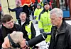 Journalistene flokket seg rundt styreleder i Oslo Havn, Bernt Stilluf Karlsen da han dukket opp under boikottstarten av Yilport i Oslo Havn, torsdag 5. februar, men havnearbeiderne likte ikke at han kom.