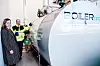 KJELEDEGG: Fabrikksjef Eirin Skovly og prosjektleder Øystein Olsen viser fram el-kjelen som gjorde at Mills er blitt klimanøytral.