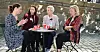 KAFFEPRAT: Arbeids- og inkluderingsminister Tonje Brenna, Natalia Levytska fra den ukrainske fagforeningen, LO-leder Peggy Hessen Følsvik og leder av LOs internasjonale avdeling, Liv Tørres, diskuterer viktigheten av støtte til Ukraina også etter at krigen er over.