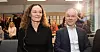 Kunnskaps- og integreringsminister Jan Tore Sanner mottok mandag Stoltenbergutvalget sin rapport fra utvalgsleder Camilla Stoltenberg på Eikmarka skole.