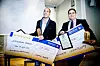 Prisvinnerne Fran Almonte (til venstre) og Claudio Espinoza mottok stolt penger, diplom og pris for varslingen av Coop-saken.