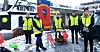 Carina Bogen Sleveland (f.v.), Monica Bøe, Jon Y. Olsen, tillitsvalgt Daniel Hjellestad og Bonita Hanson streiker for bedre lønn.