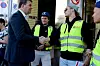 HILSER PÅ LO-LEDEREN: Hans-Christian Gabrielsen møtte streikende heismontører.