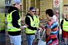 STILTE OPP: Orona-gutta delte ut flyere til delegatene før møtestart i LOs representantskap.