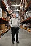 PÅ LAGER: Rune Stensland jobber på lageret til Norgesplaster og sender av gårde produkter til inn- og utland. Han har fortsatt ikke fått beskjed om hvor mye som blir igjen av lager og logistikk hvis produksjonen skal flyttes til Spania.