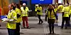 SERVERING: Ansatte i Bane NOR delte ut boller og kaffe til reisende på Oslo S.