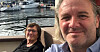 Didrik Hovind og hans mor Jorun koser seg ombord.
