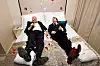 I BARONENES SENG: Hoteller er lønnsomme investeringsobjekter. Her koser Christian Ringnes og Petter Stordalen seg ved åpningen av Stordalens hotell i Folketeaterpassasjen i Oslo.