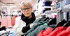 – På onsdag hadde vi 40 prosent rabatt i butikken til familie og venner. Jeg skulle gå hjem klokka fem, men jobbet til kvart over sju. Jeg har ikke samvittighet til å forlate mine ansatte når det er mye å gjøre, sier Kristin Sælid.