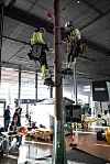 Å jobbe i høyden er en del av en vanlig dag for en energimontør. Det er viktig å kunne redde kollegaer hvis de skulle få et illebefinnende. Da må de fires ned, og det er en av øvelsene i NM.