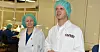 Leif Rune Skymoen er daglig leder hos legemiddelprodusenten Curida. han har lenge etterlyst en plan for medisinberedskap i Norge. Nå kan han bli bønnhørt. I bakgrunnen tillitsvalgt Bodil Hanssen.
