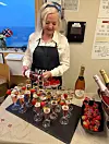 TIDLIG PÅ: Radiooperatøren bruker mange timer av sin egen fritid på å forberede sosiale sammenkomster. Hun var blant annet klar med alkoholfrie bobler da frokosten åpnet klokka 5 på nasjonaldagen.