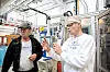 PLASTKUNNSKAPEN PÅ PLASS: Stein Ivar Skogvoll forklarer og Oddmund Karlsen (i sort) følger nøye med. Dette er karer som har peiling på plast.