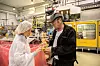 DET FERDIGE  PRODUKTET: Oddmund Karlsen viser regionrådgiver Elisabeth Mogård en smør- og rapsoljeflaske produsert for Arla i Sverige.